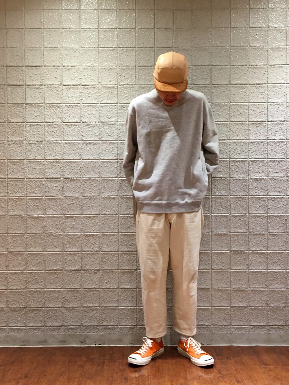 「Junred、ルミネエスト新宿、春コーデ、Hender Scheme、ベージュ、スウェット、グレー、デニム、CONVERSE ADDICT、オレンジ」｜「JUNREDのアイテム（その他、その他）」を使った、mitsuzukaさん（メンズ・178cm）の冬コーディネートの1枚目の写真