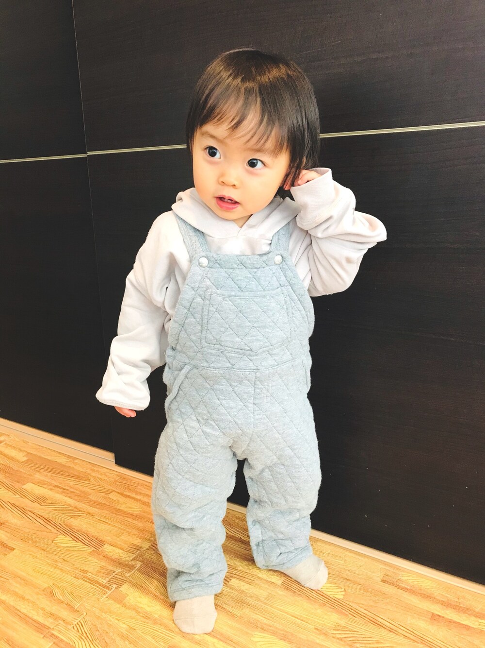 「オーバーオール、ラクチンコーデ、petit bateau」｜「PETIT BATEAUのアイテム（オールインワン・サロペット、シルバー系）」を使った、Sakuさん（キッズ・80cm）の冬コーディネートの1枚目の写真