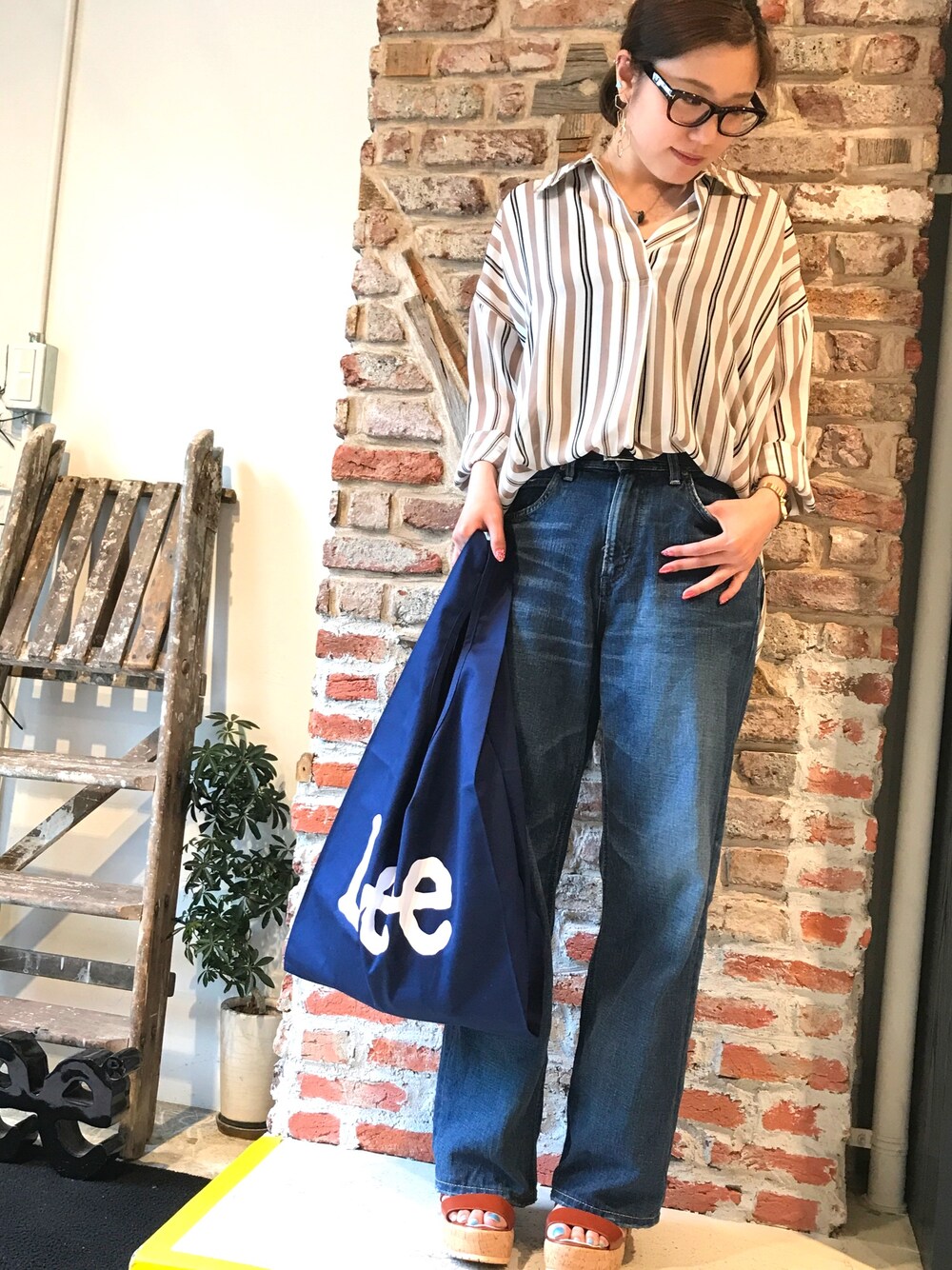 ブルー系のエコバッグ/サブバッグ、ブルー系のデニムパンツを着用したレディースの夏コーディネートの1枚目の写真