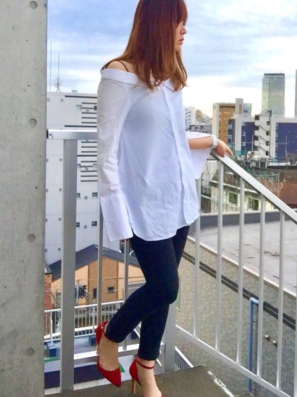 ホワイト系のシャツ/ブラウス、ブラック系のその他パンツ、レッド系のパンプスを着用したレディースの秋コーディネートの1枚目の写真