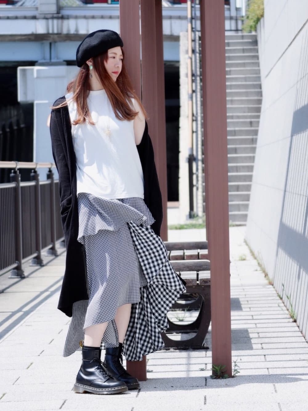 「ギンガムチェック、ギンガムチェックスカート、アシンメトリースカート、ベレー帽、サーモベレー、Dr.Martens、モノトーン、thevirgnia、ザヴァージニア、The Virgnia」｜「The Virgniaのギンガムチェック切替アシメスカート（スカート、ブラック系）」を使った、ちぃーさん（レディース・161cm）の春コーディネートの1枚目の写真