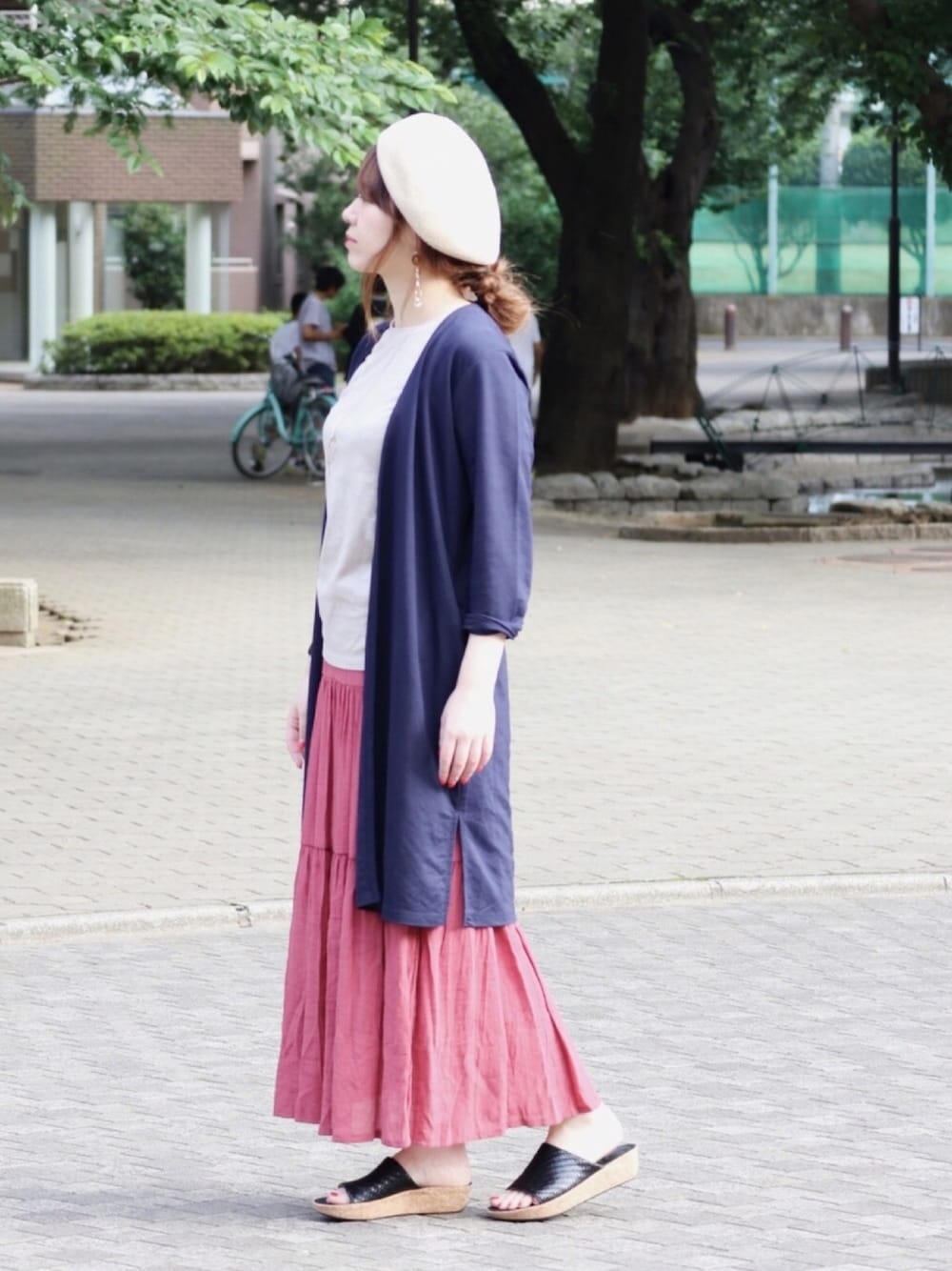 ブルー系のカーディガン/ボレロ、グレー系のTシャツ/カットソー、ピンク系のスカートを着用したレディースの夏コーディネートの1枚目の写真