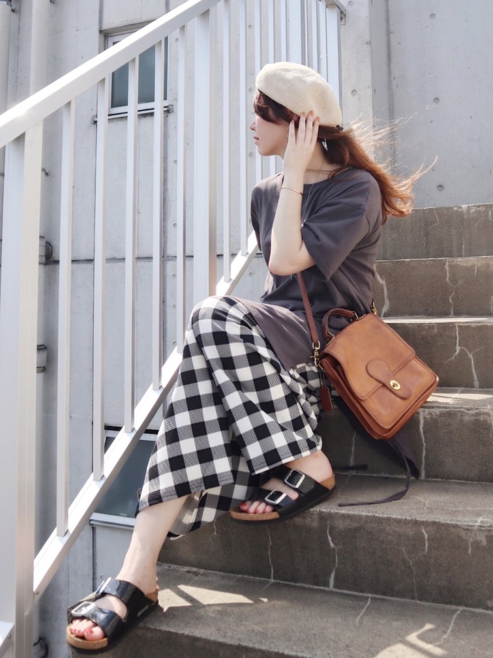 ブラック系のTシャツ/カットソー、ブラック系のその他パンツ、ブラウン系のショルダーバッグを着用したレディースの夏コーディネートの1枚目の写真