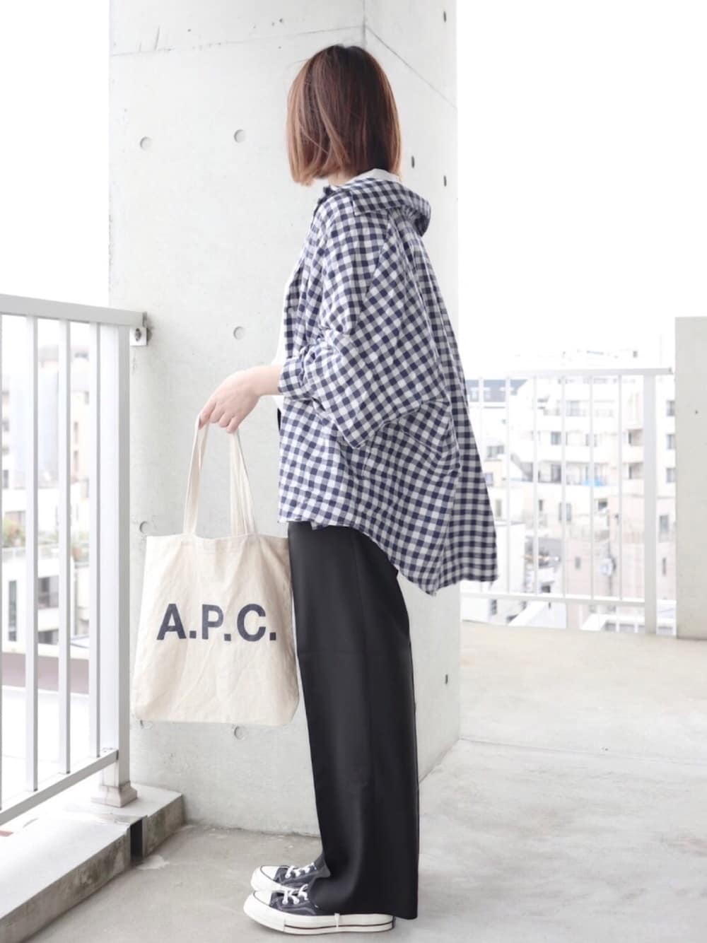 ブルー系のシャツ/ブラウス、ブラック系のスラックス、ベージュ系のTシャツ/カットソーを着用したレディースの春コーディネートの1枚目の写真