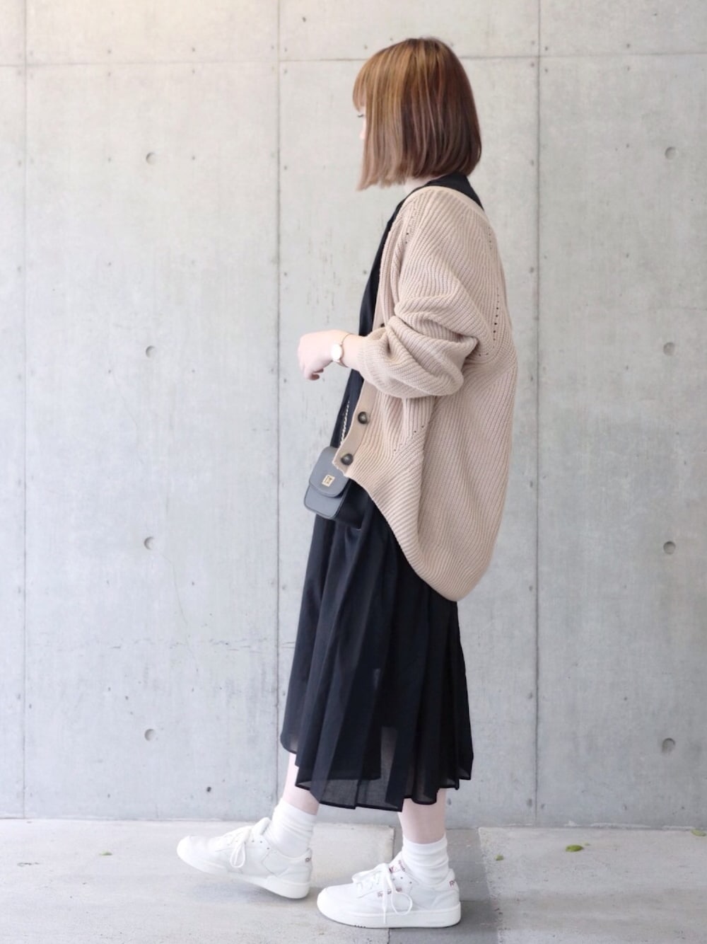 「リーボックラブ、平成最後のWEARISTAセンバツ、ワンピース、黒ワンピ、カーディガン、チェーンバッグ、reebok、Reebokclassic、大人カジュアル、PR」｜「Reebokのクラブシー [CLUB C 85 VINTAGE]（スニーカー、ホワイト系）」を使った、ちぃーさん（レディース・161cm）の春コーディネートの1枚目の写真