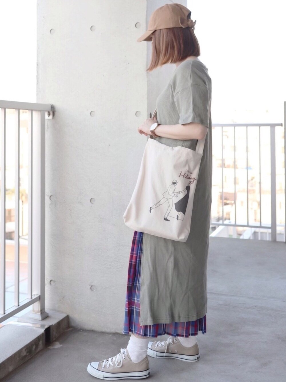 グリーン系のワンピース、ブルー系のスカート、ホワイト系のトートバッグを着用したレディースの夏コーディネートの1枚目の写真