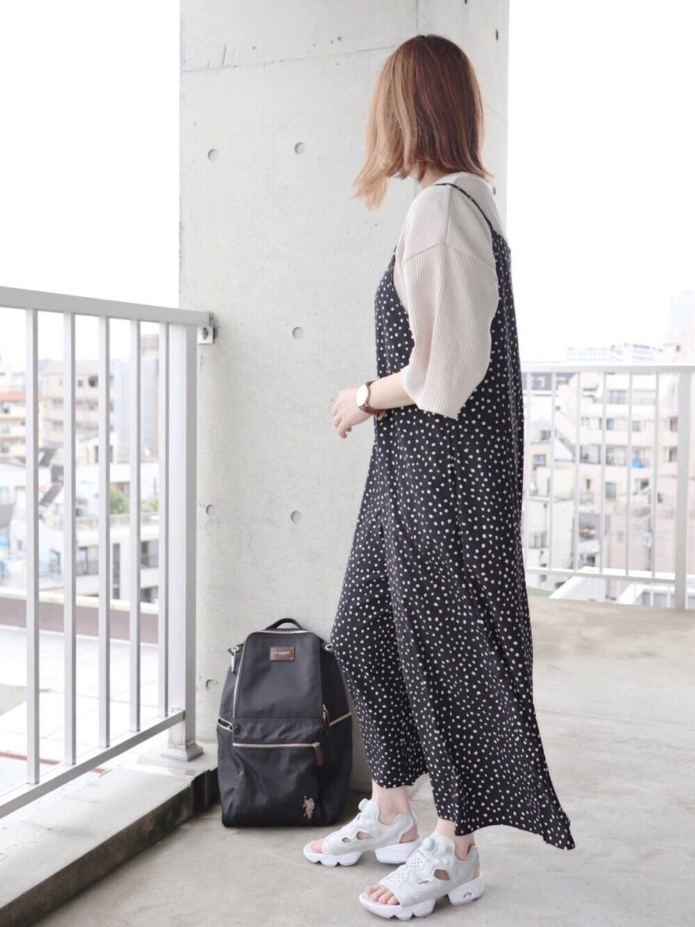 ブラック系のつなぎ/オールインワン、ベージュ系のTシャツ/カットソー、グレー系のサンダルを着用したレディースの夏コーディネートの1枚目の写真