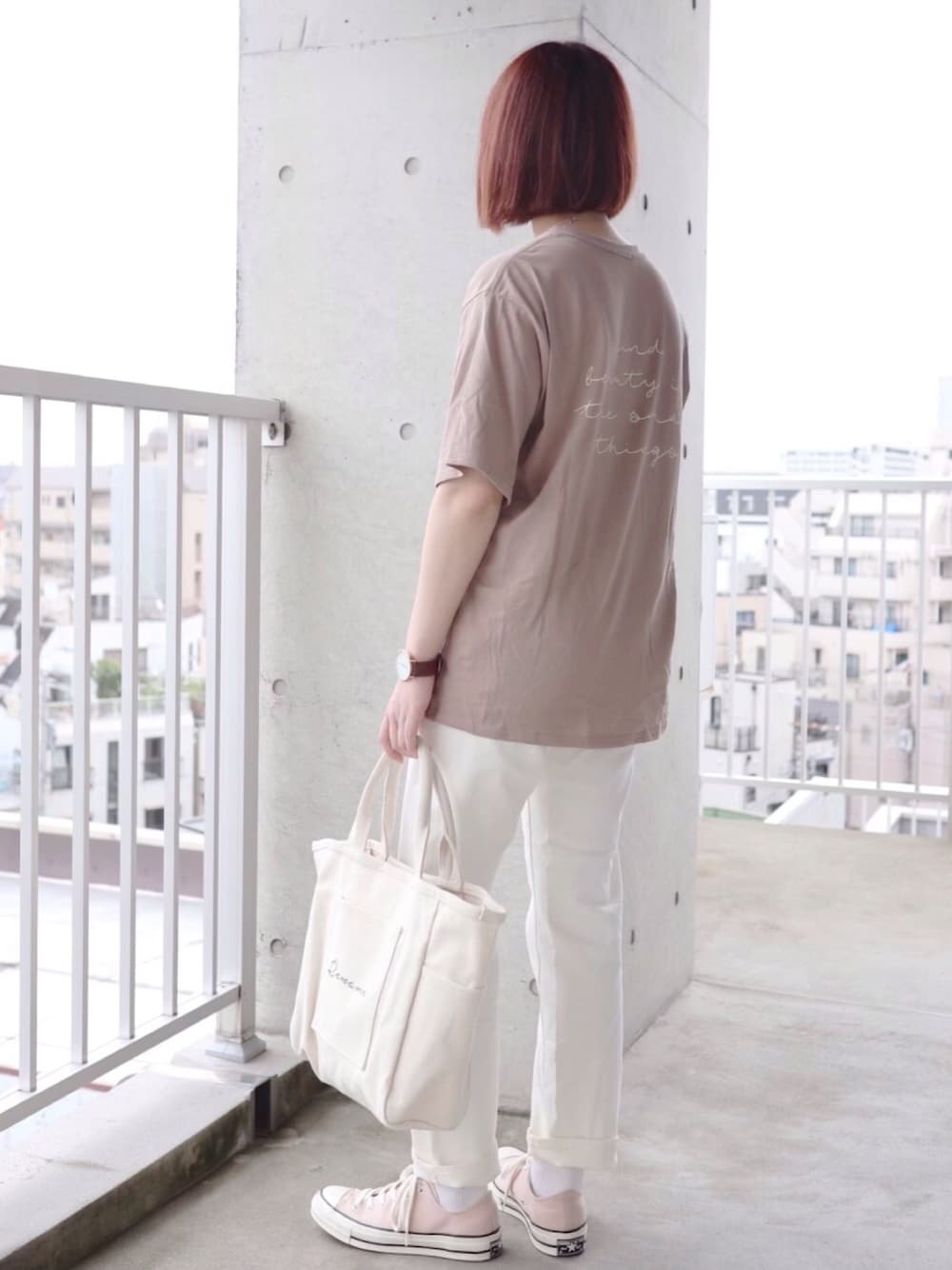 ベージュ系のトートバッグ、ブラウン系のTシャツ/カットソー、ホワイト系のデニムパンツを着用したレディースの夏コーディネートの1枚目の写真