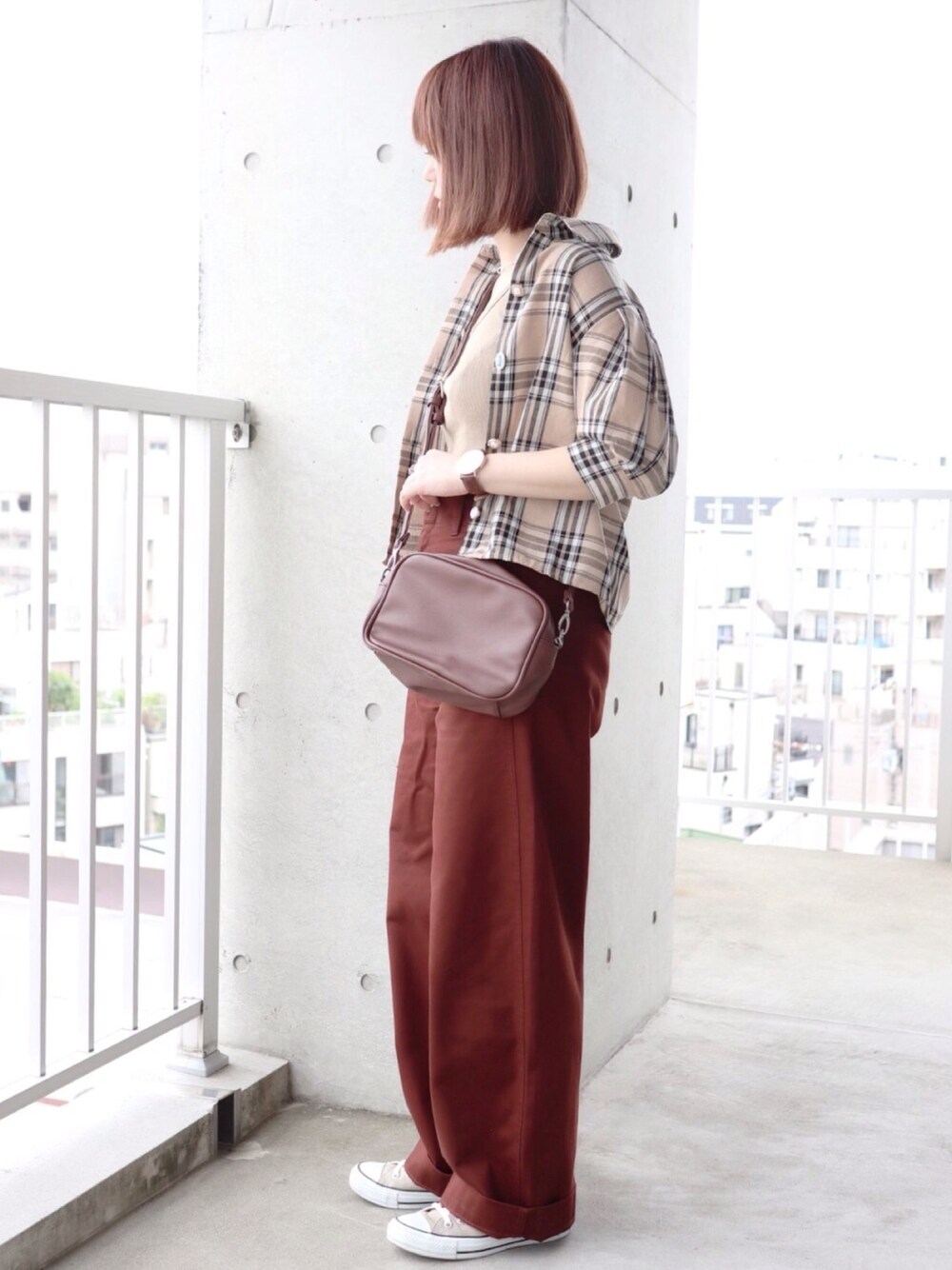 ベージュ系のシャツ/ブラウス、ベージュ系のタンクトップ、ブラウン系のショルダーバッグを着用したレディースの夏コーディネートの1枚目の写真