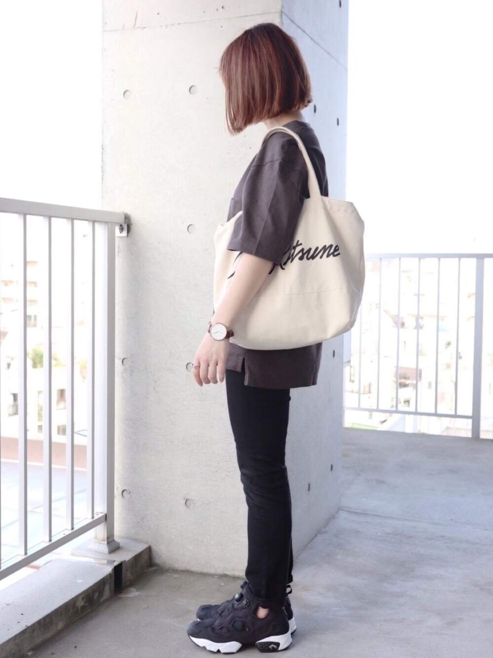 ブラウン系のTシャツ/カットソー、ブラック系のデニムパンツ、ブラック系のスニーカーを着用したレディースの夏コーディネートの1枚目の写真