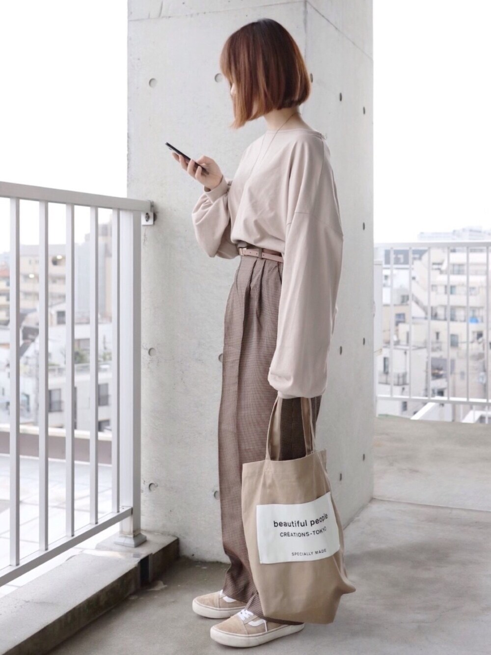 ブラウン系のその他アウター、ベージュ系のスニーカー、ベージュ系のTシャツ/カットソーを着用したレディースの秋コーディネートの1枚目の写真