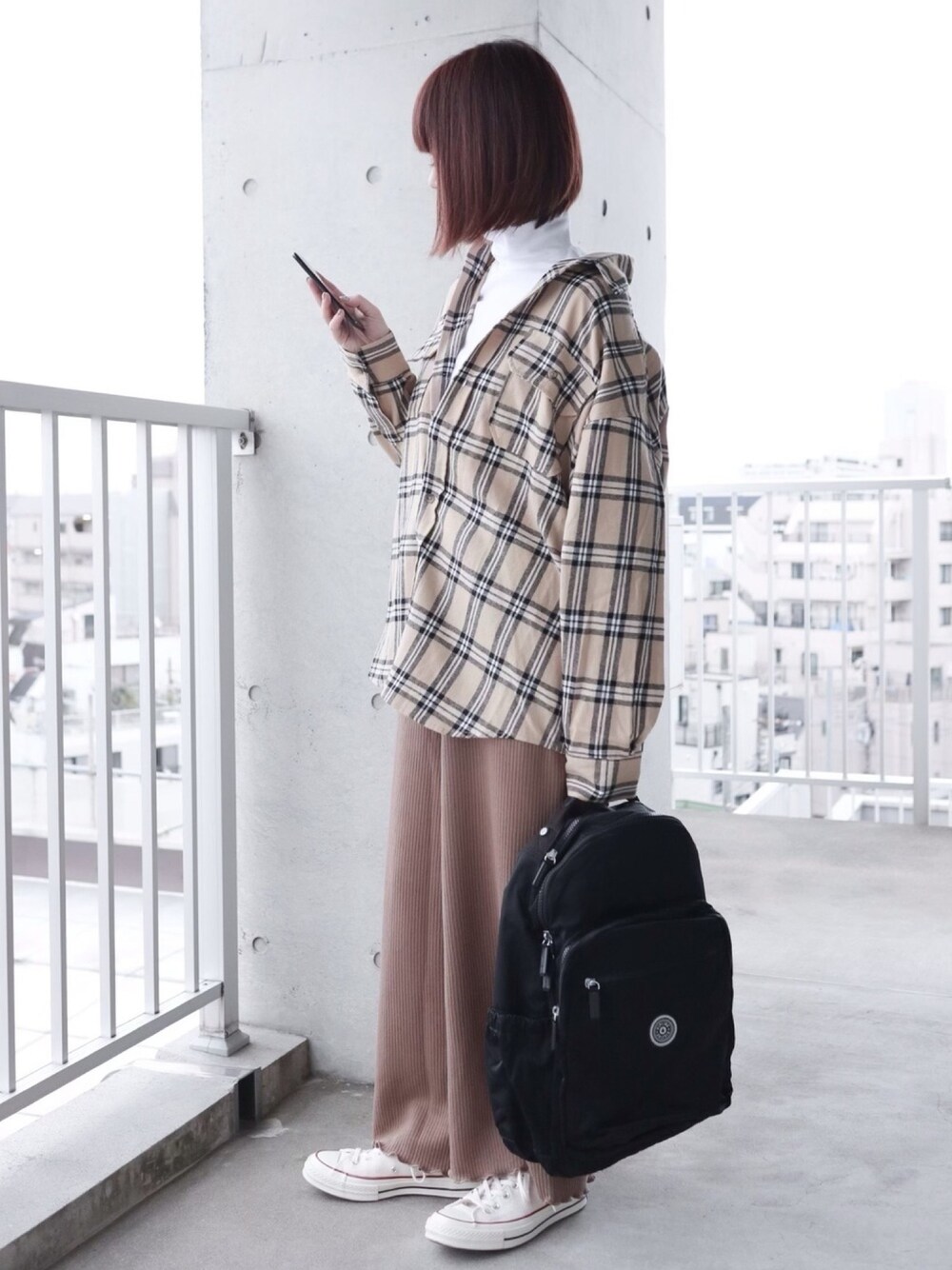 ベージュ系のシャツ/ブラウス、ブラウン系のその他パンツ、ホワイト系のTシャツ/カットソーを着用したレディースの冬コーディネートの1枚目の写真