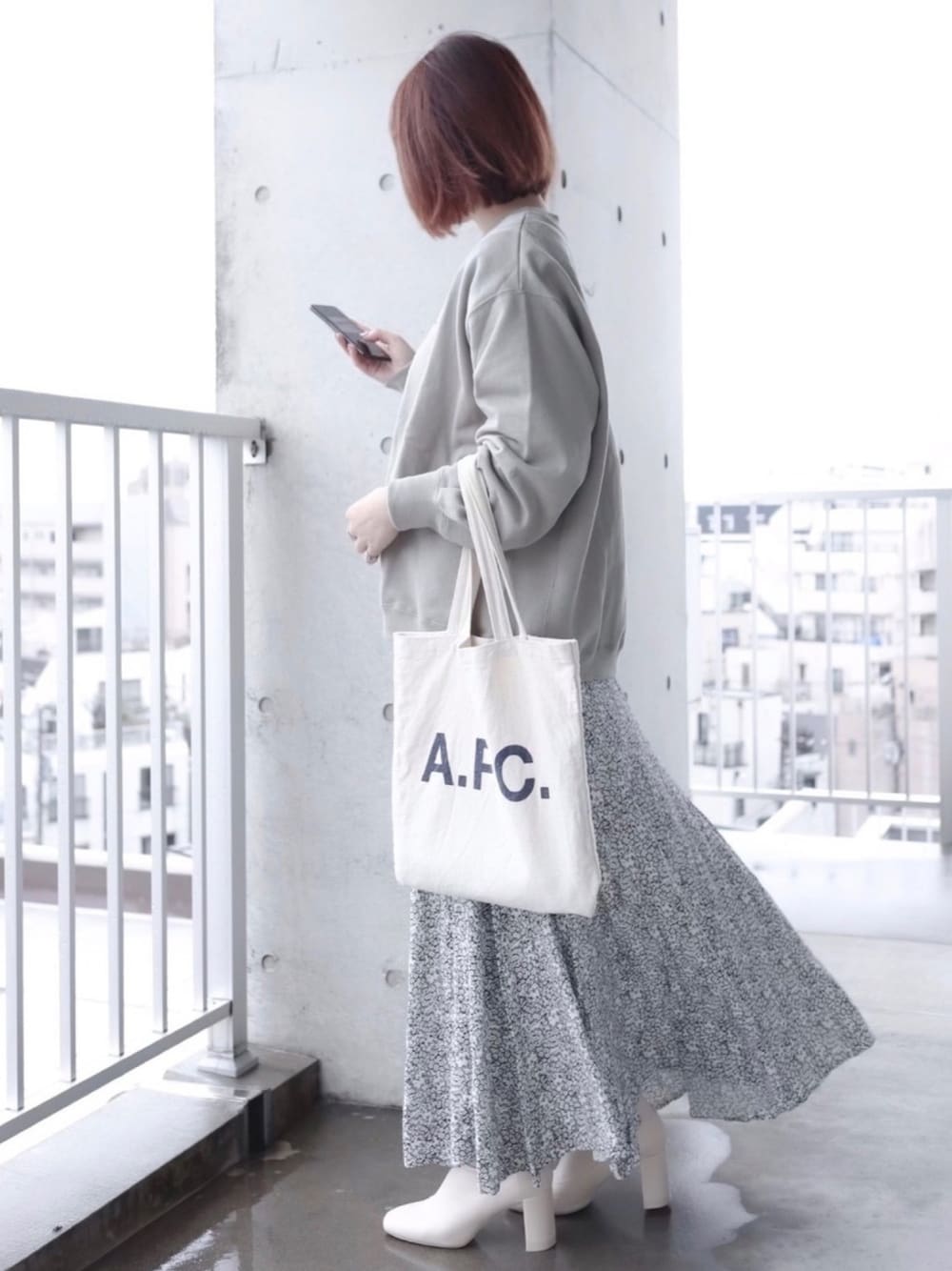 「スウェット、花柄スカート、白ブーツ、ホワイトブーツ、A.P.C.、INTERFACTORY」｜「INTER FACTORYのINTER FACTORY　ヘビーコットン袖タックトレーナー（スウェット、グリーン系）」を使った、ちぃーさん（レディース・161cm）の冬コーディネートの1枚目の写真