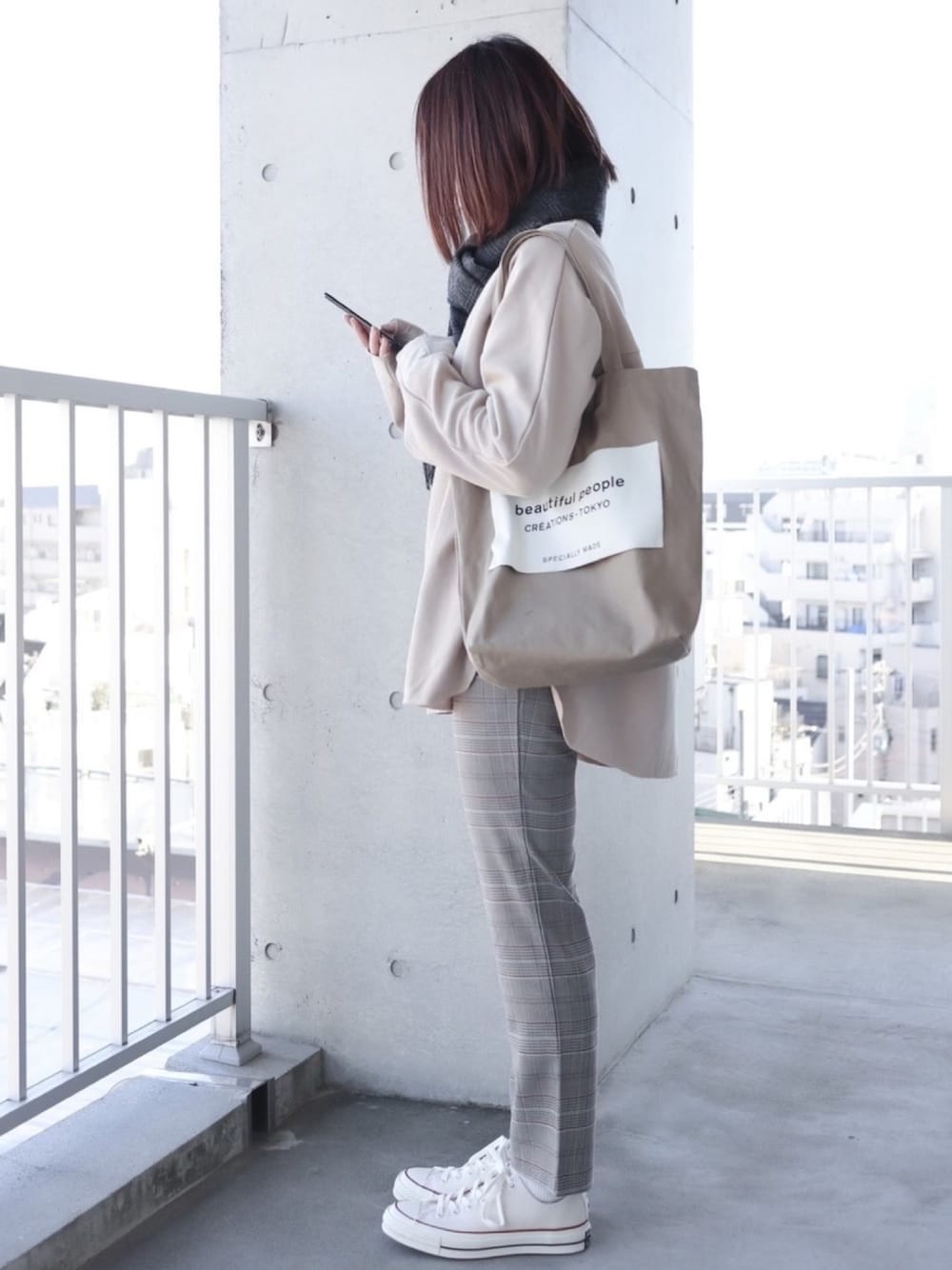 「大人カジュアル、チェックパンツ、ワントーンコーデ、ベージュコーデ、スラックス、ロングスリーブ、ct70、converse、チェック、春」｜「INTER FACTORYのWEARISTA yukie × INTER FACTORY オーバーサイズロングスリーブカットソー（Tシャツ/カットソー、ベージュ系）」を使った、ちぃーさん（レディース・161cm）の冬コーディネートの1枚目の写真