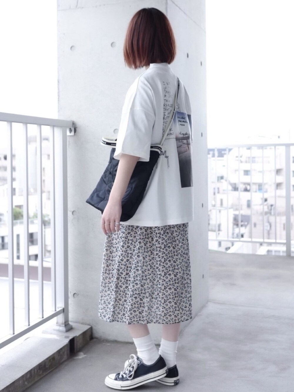 ホワイト系のTシャツ/カットソー、ホワイト系のワンピース、ブラック系のショルダーバッグを着用したレディースの春コーディネートの1枚目の写真