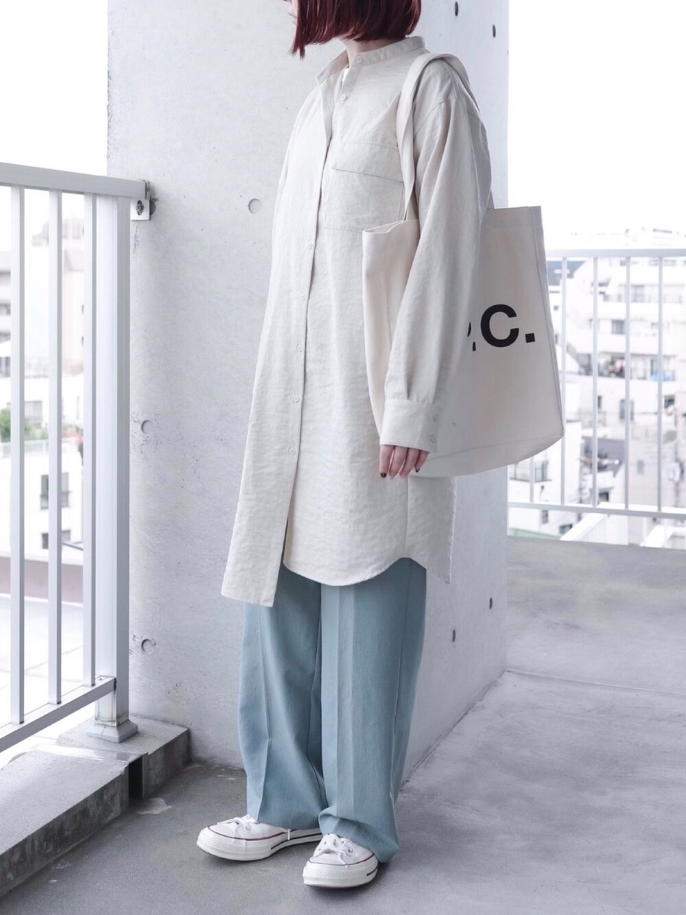 グリーン系のその他パンツ、ホワイト系のトートバッグ、ホワイト系のシャツ/ブラウスを着用したレディースの春コーディネートの1枚目の写真