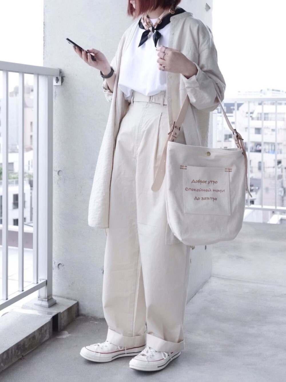 ホワイト系のTシャツ/カットソー、ホワイト系のパンツ、ベージュ系のショルダーバッグを着用したレディースの夏コーディネートの1枚目の写真