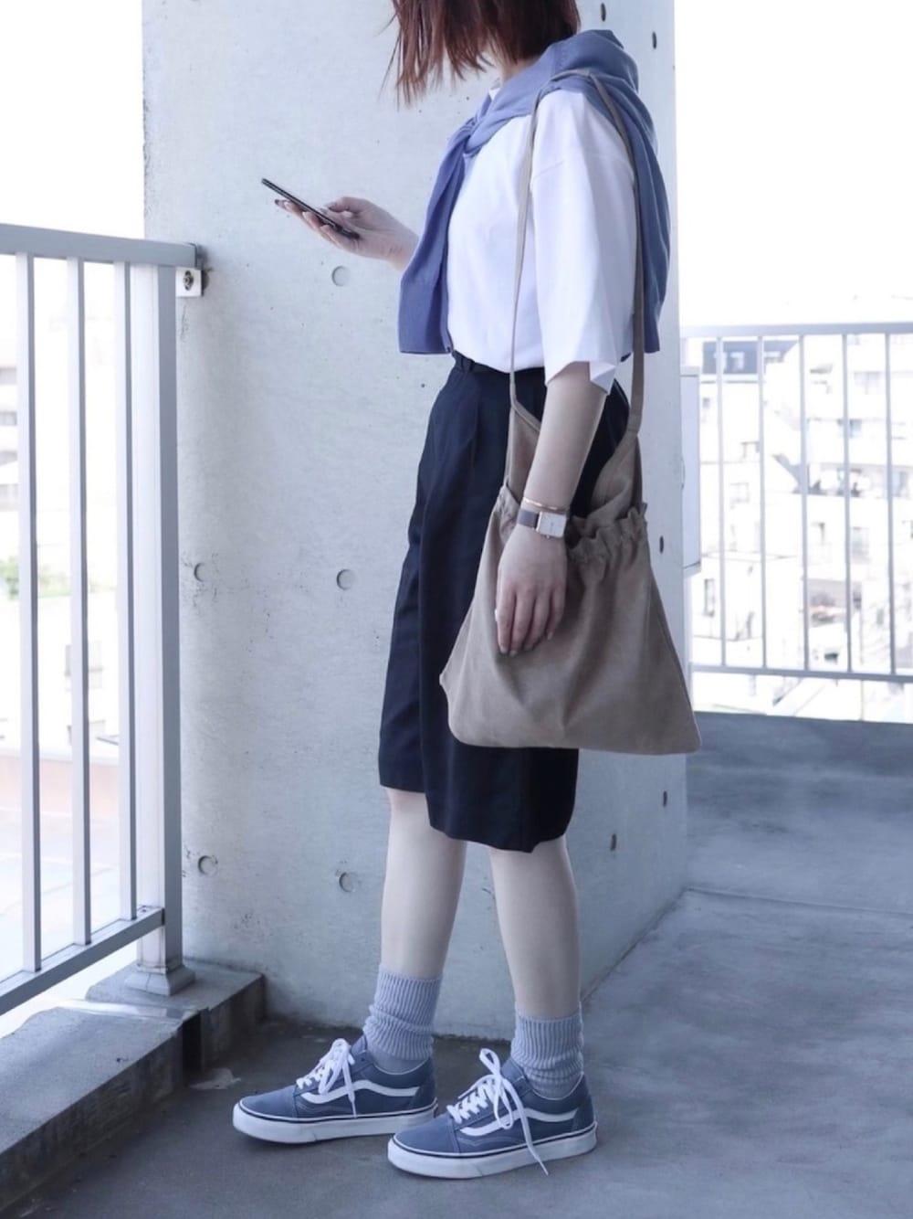 「グルカショーツ、ショートパンツ、ショーツ、VANS、UNIQLO U、巾着バッグ、Hender Scheme、ブルーコーデ、ブルー、leno&co」｜「UNIQLOのエアリズムコットンオーバーサイズTシャツ（5分袖）（Tシャツ/カットソー、ホワイト系）」を使った、ちぃーさん（レディース・161cm）の夏コーディネートの1枚目の写真