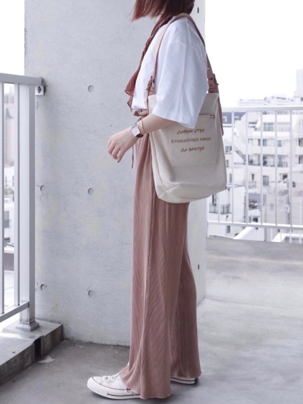 「INTERFACTORY、プリーツパンツ、プリーツ、オーバーサイズ、スカーフアレンジ、トートバッグ、ショルダーバッグ、コンバース、PR」｜「UNIQLOのエアリズムコットンオーバーサイズTシャツ（5分袖）（Tシャツ/カットソー、ホワイト系）」を使った、ちぃーさん（レディース・161cm）の夏コーディネートの1枚目の写真