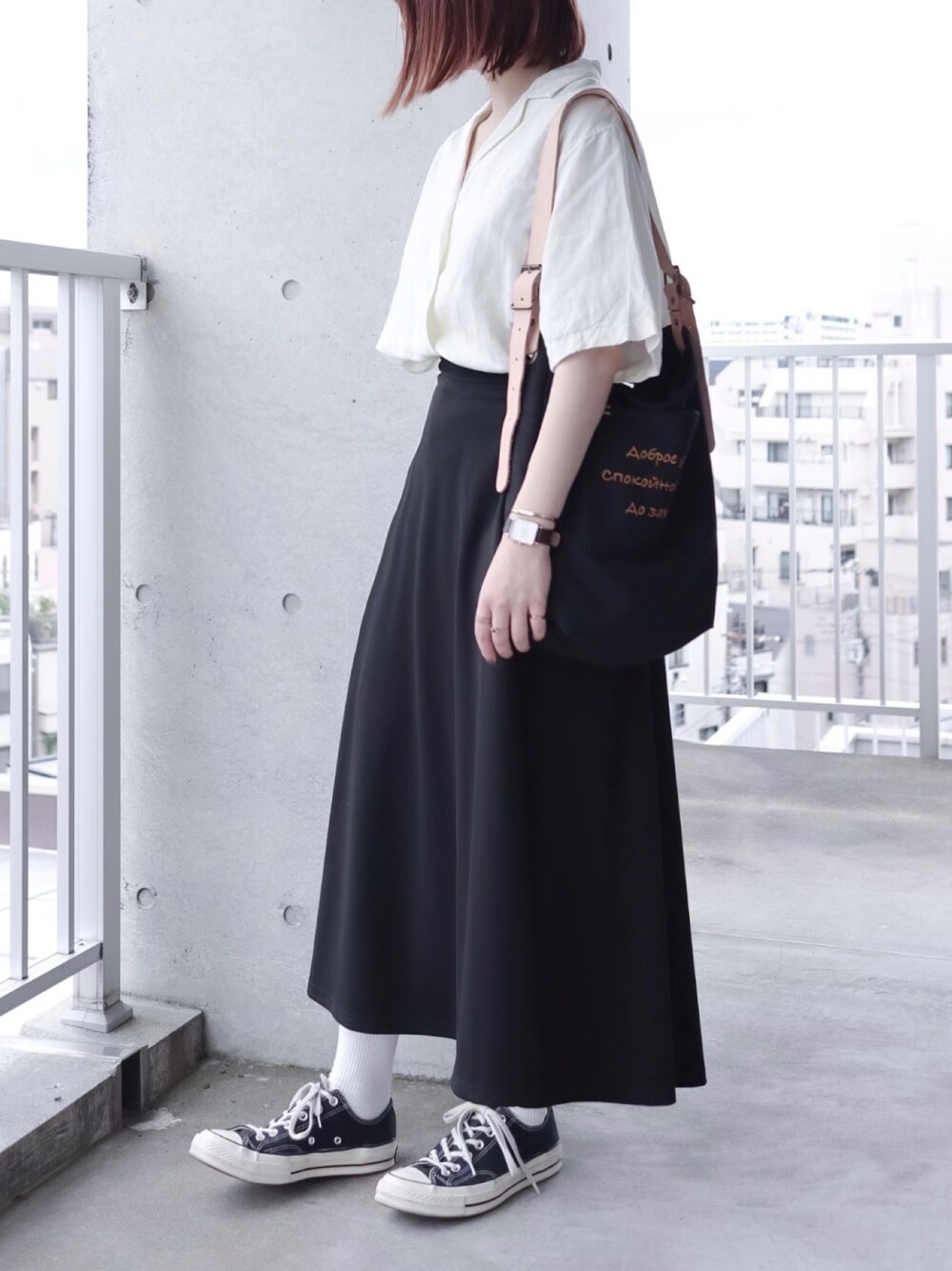 ホワイト系のシャツ/ブラウス、ブラック系のショルダーバッグ、ブラック系のスニーカーを着用したレディースの夏コーディネートの1枚目の写真