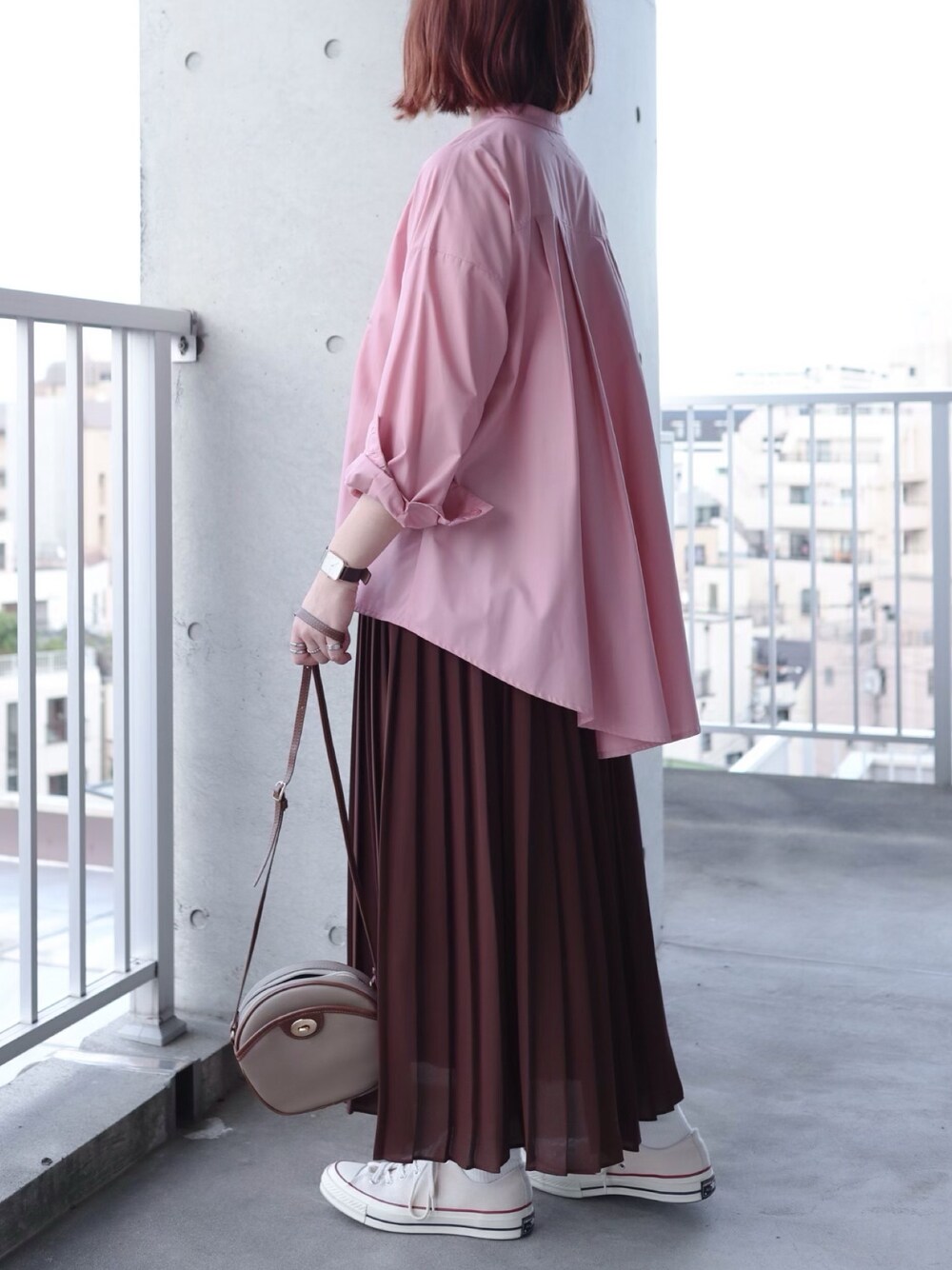 ピンク系のシャツ/ブラウス、ベージュ系のシャツ/ブラウス、ホワイト系のシャツ/ブラウスを着用したレディースの夏コーディネートの1枚目の写真