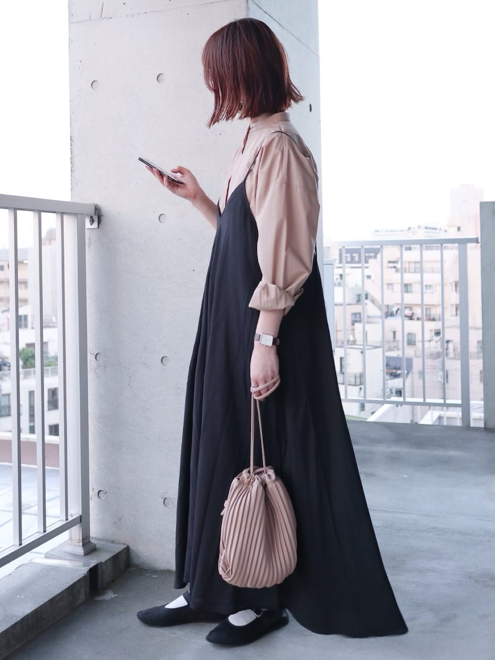 ブラック系のワンピース、ベージュ系のショルダーバッグ、ブラック系のその他シューズを着用したレディースの夏コーディネートの1枚目の写真