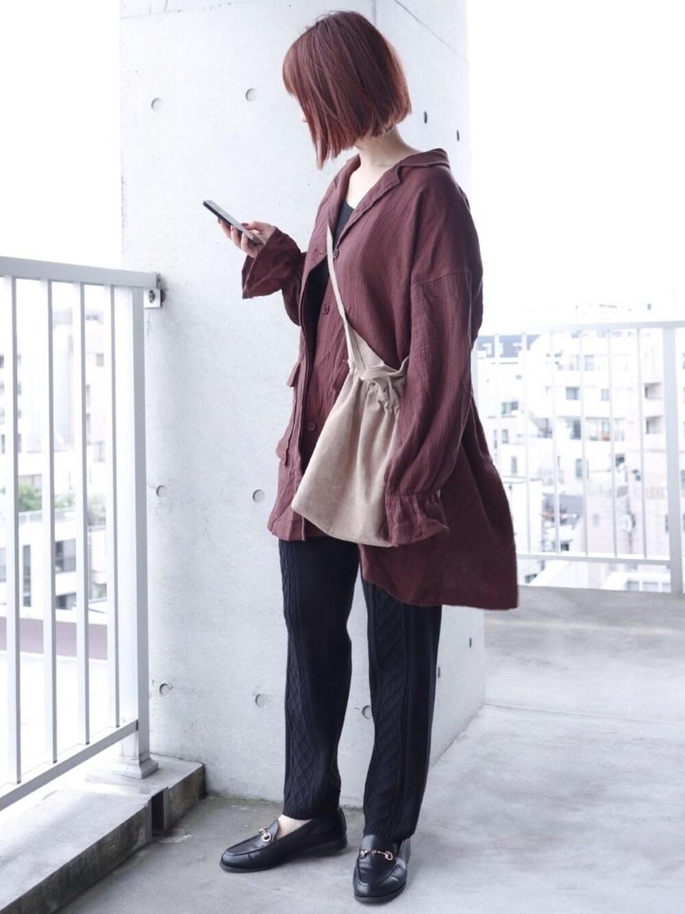 ブラック系のその他パンツ、ブラウン系のシャツ/ブラウス、ベージュ系のショルダーバッグを着用したレディースの秋コーディネートの1枚目の写真