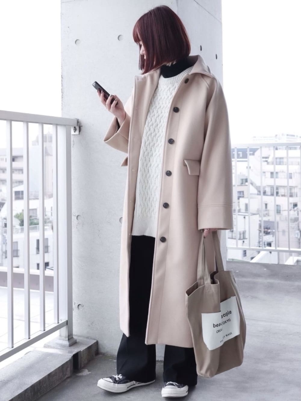 ベージュ系のその他アウター、ブラック系のニット/セーター、ブラック系のスラックスを着用したレディースの秋コーディネートの1枚目の写真