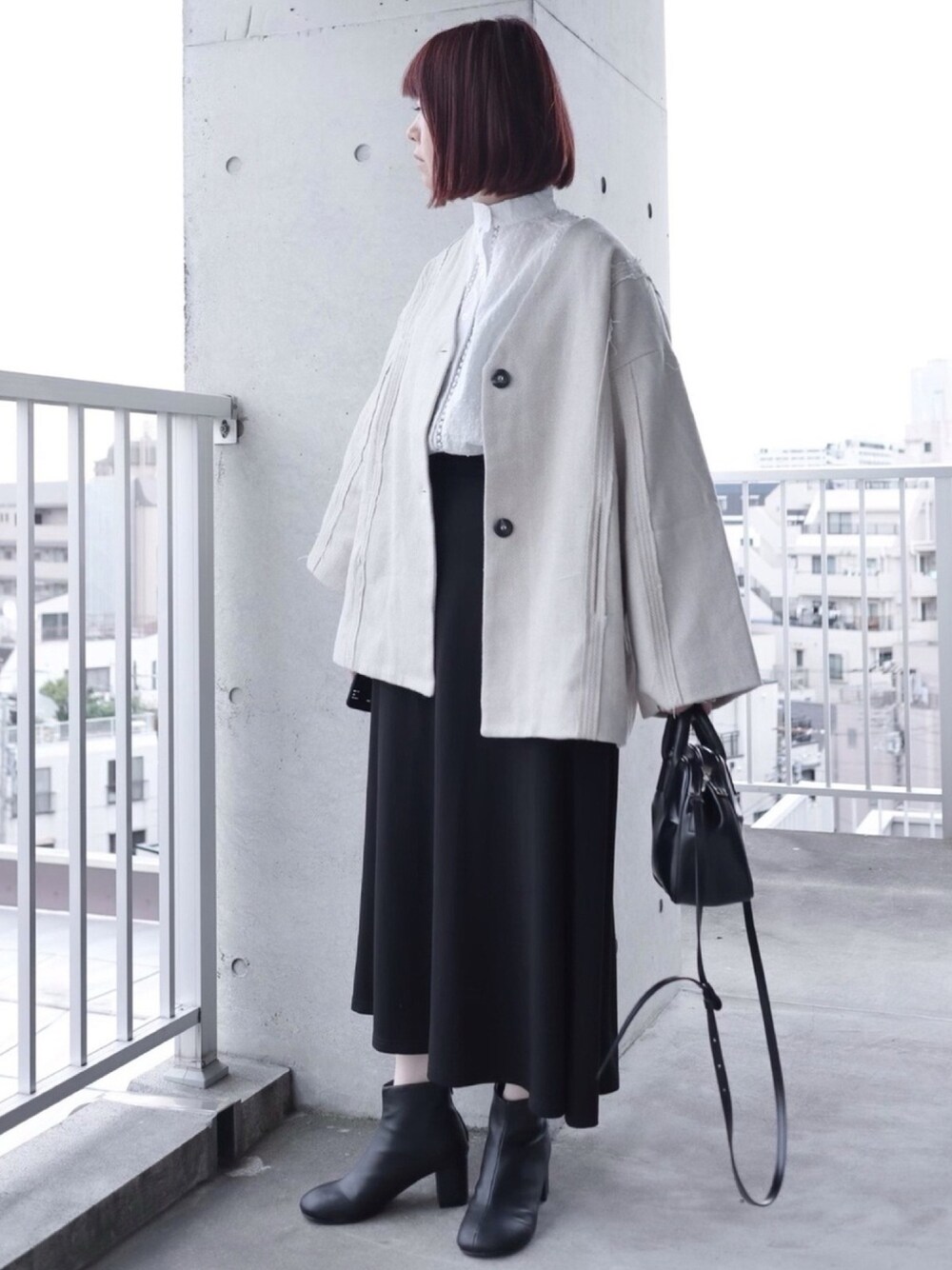 ベージュ系のノーカラージャケット、ホワイト系のシャツ/ブラウス、ブラック系のスカートを着用したレディースの秋コーディネートの1枚目の写真
