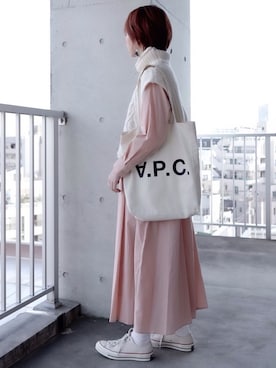 「白スニーカー」｜「アイテム（ワンピース/ドレス、ピンク系）」を使った、ちぃーさん（レディース・161cm）の冬コーディネート