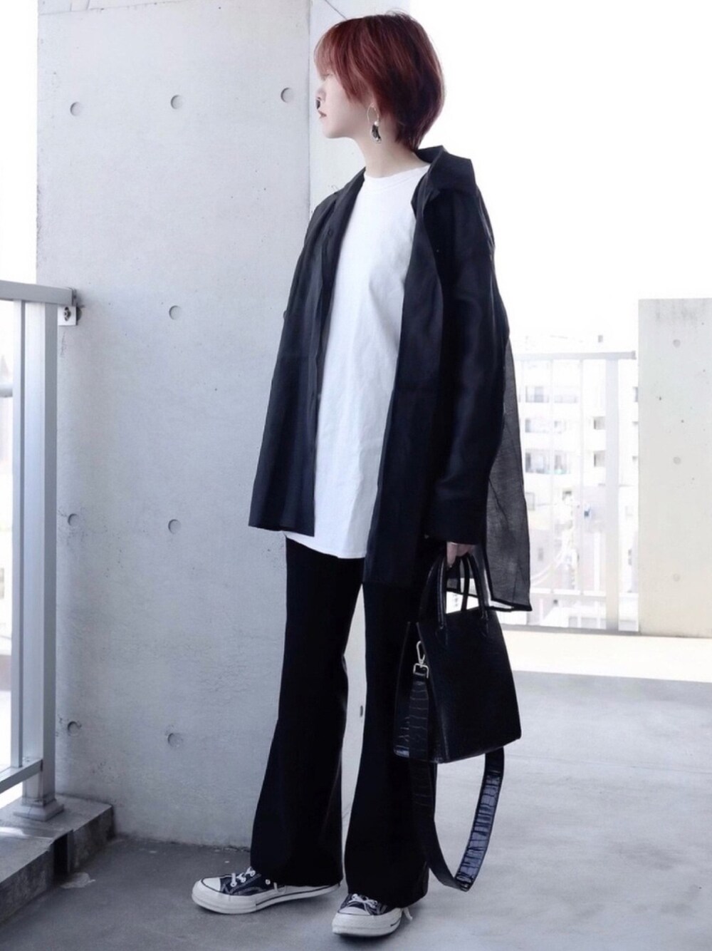 ブラック系のシャツ/ブラウス、ホワイト系のTシャツ/カットソー、ブラック系のスラックスを着用したレディースの春コーディネートの1枚目の写真