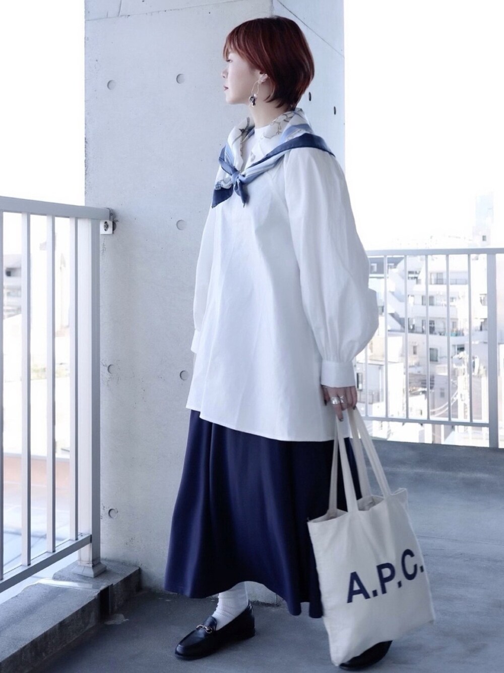 ブルー系のスカート、ホワイト系のシャツ/ブラウス、ブラック系のその他シューズを着用したレディースの春コーディネートの1枚目の写真