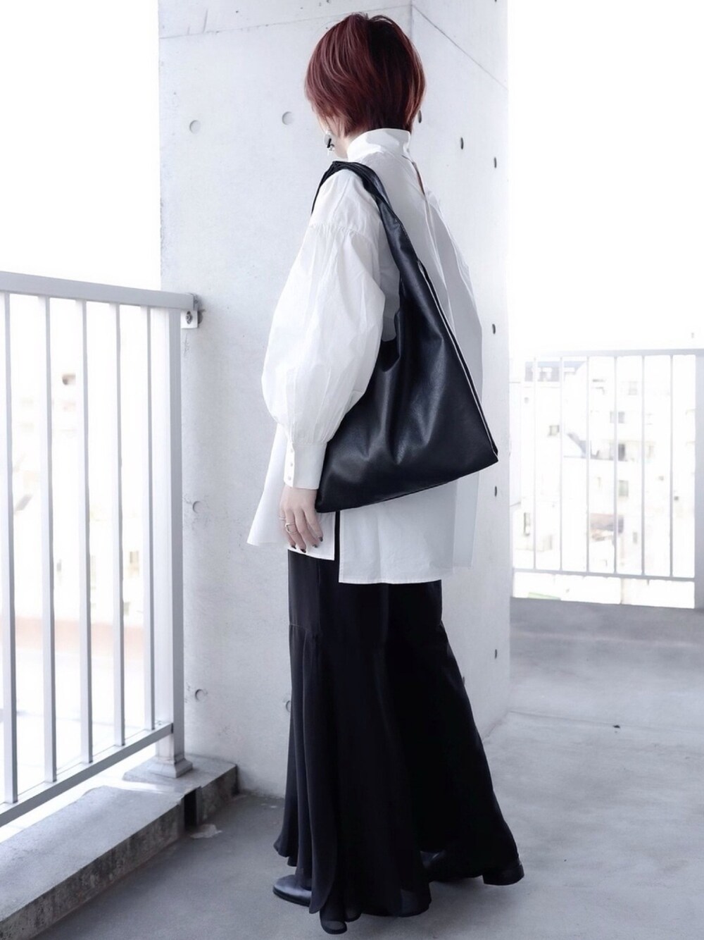ブラック系のその他パンツ、ホワイト系のシャツ/ブラウス、ブラック系のトートバッグを着用したレディースの春コーディネートの1枚目の写真