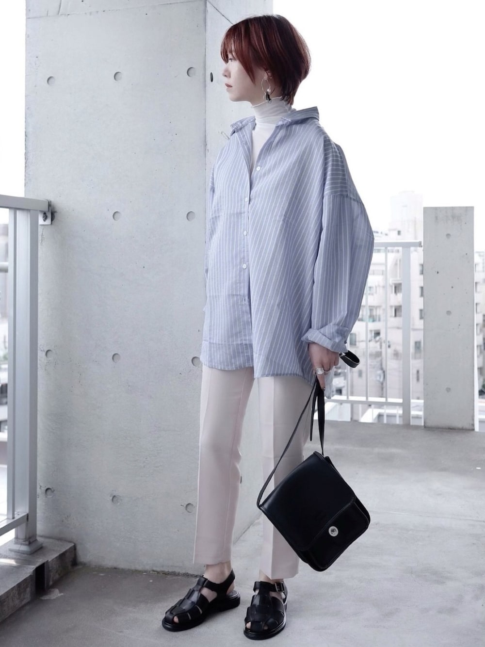 ブルー系のシャツ/ブラウス、ホワイト系のスラックス、ホワイト系のTシャツ/カットソーを着用したレディースの春コーディネートの1枚目の写真