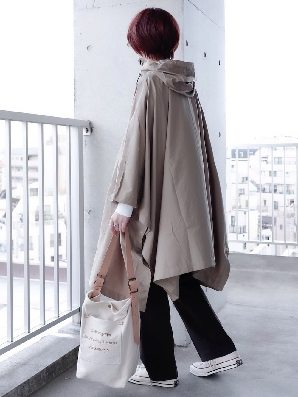 ベージュ系のその他アウター、ブラウン系のスラックス、ホワイト系のスニーカーを着用したレディースの春コーディネートの1枚目の写真