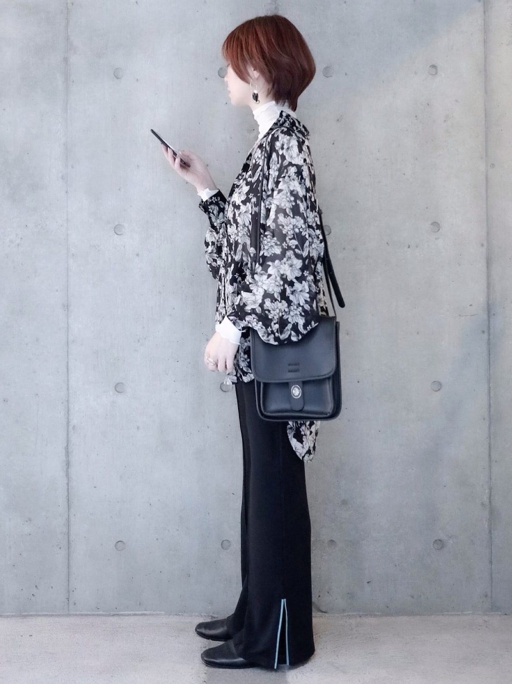 ブラック系のその他パンツ、ブラック系のシャツ/ブラウス、ホワイト系のTシャツ/カットソーを着用したレディースの春コーディネートの1枚目の写真