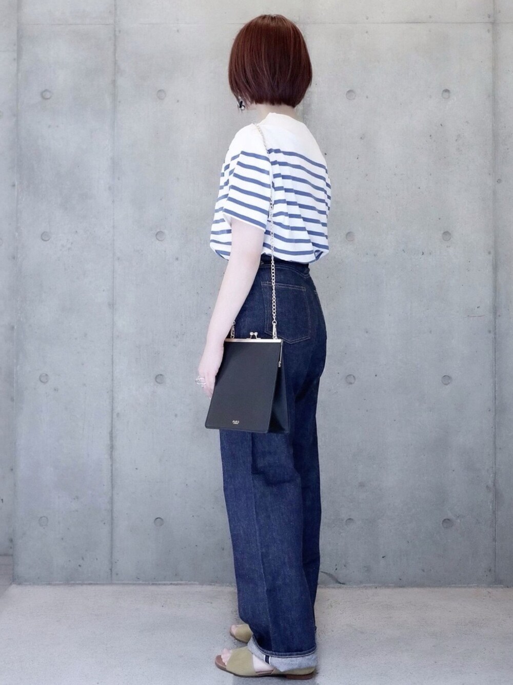 ブルー系のTシャツ/カットソー、ブルー系のデニムパンツ、イエロー系のサンダルを着用したレディースの夏コーディネートの1枚目の写真