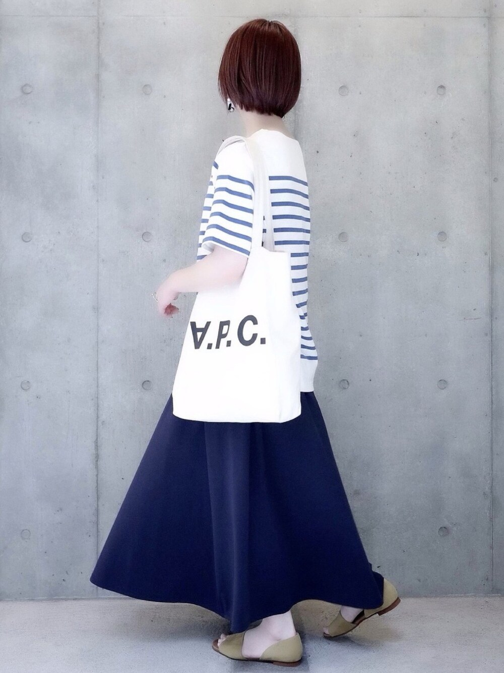ブルー系のスカート、ブルー系のTシャツ/カットソー、ホワイト系のトートバッグを着用したレディースの夏コーディネートの1枚目の写真