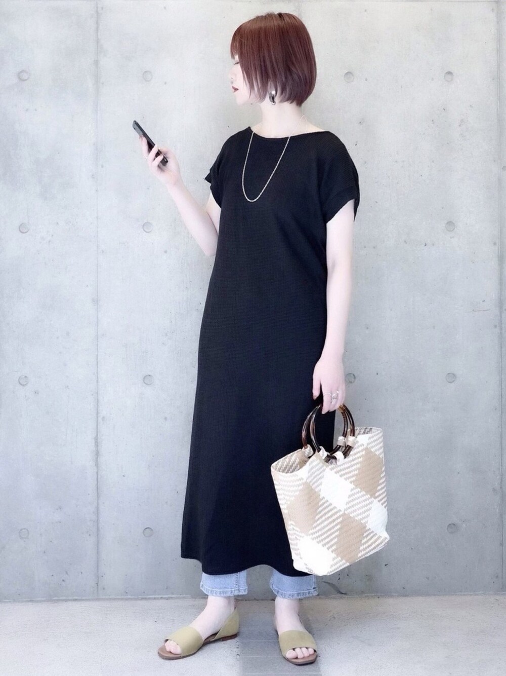 ブラック系のワンピース、ブルー系のデニムパンツ、ホワイト系のトートバッグを着用したレディースの夏コーディネートの1枚目の写真