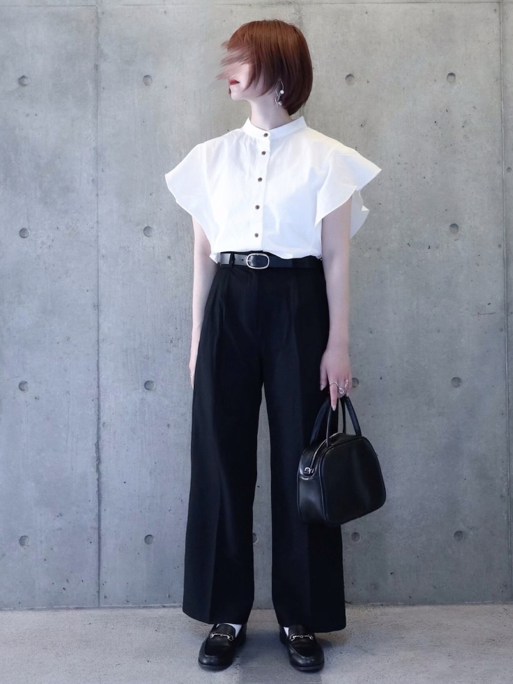 ブラック系のスラックス、ホワイト系のシャツ/ブラウス、ブラック系のボストンバッグを着用したレディースの夏コーディネートの1枚目の写真