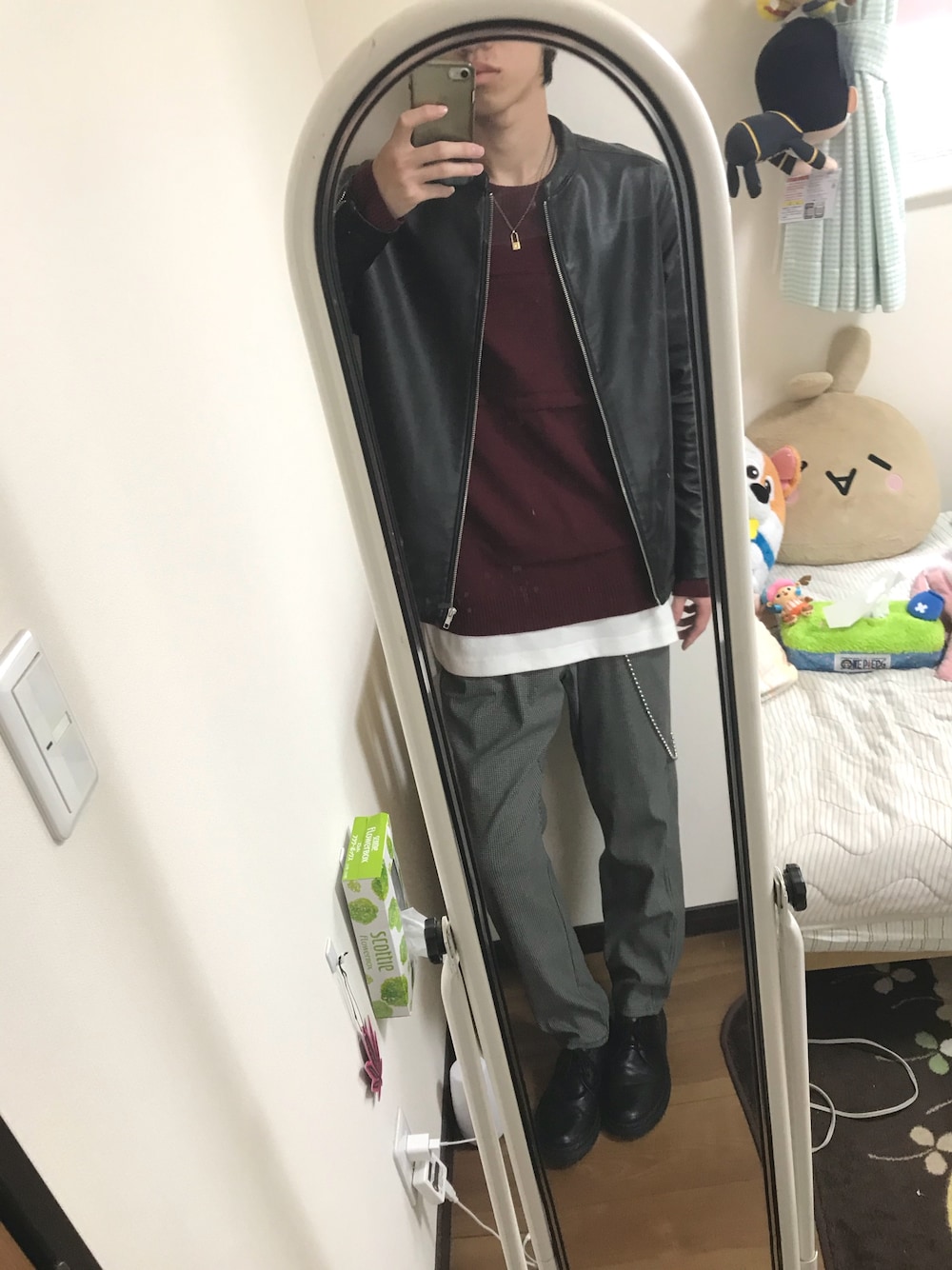 「ニット、ライダース、レイヤードスタイル、チェックパンツ、スラックス、ウォレットチェーン、革靴、GU、WEGO、古着」｜「WEGOのアイテム（ライダースジャケット、ブラック系）」を使った、まことぅさん（メンズ・177cm）の春コーディネートの1枚目の写真