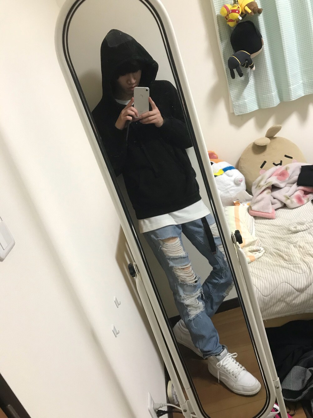 「stussy、RAGEBLUE、パーカー、レイヤードスタイル、ガチャベルト、VANS、お洒落さんとつながりたい、いいね、save、フォローお願いします🤑、スポーツミックス、デニムパンツ」｜「STUSSYのアイテム（パーカー、ブラック系）」を使った、まことぅさん（メンズ・177cm）の春コーディネートの1枚目の写真