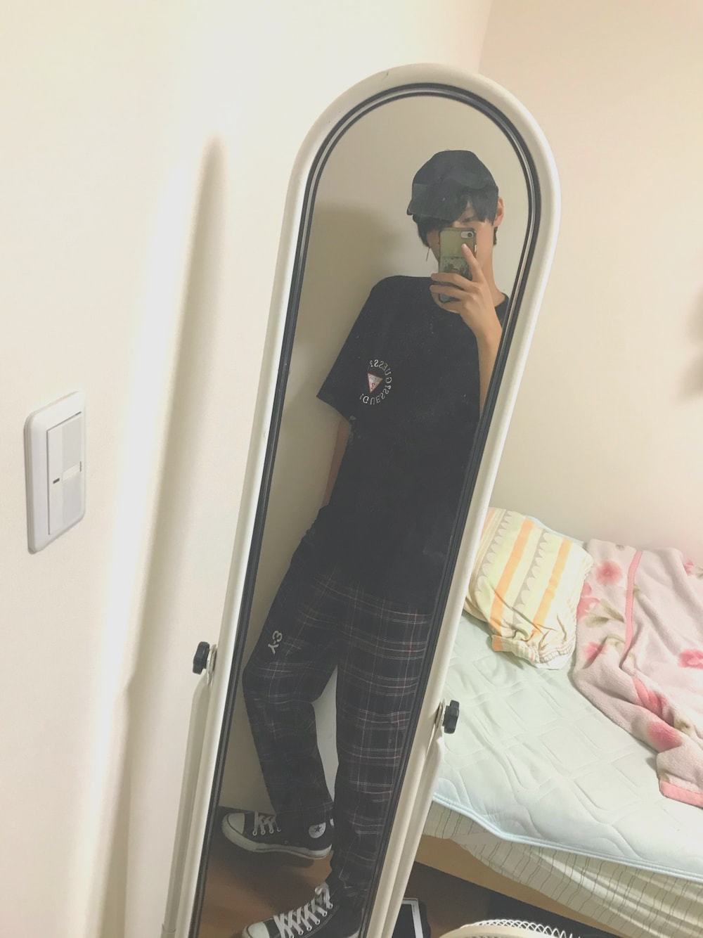 「Y-3、converse、黒、キャップ、チェッカーフラッグ祭り、チェックパンツ、guess、シンプル、お洒落さんとつながりたい、いいね、save、フォローお願いします🤑」｜「Guessのアイテム（Tシャツ/カットソー、ブラック系）」を使った、まことぅさん（メンズ・177cm）の夏コーディネートの1枚目の写真