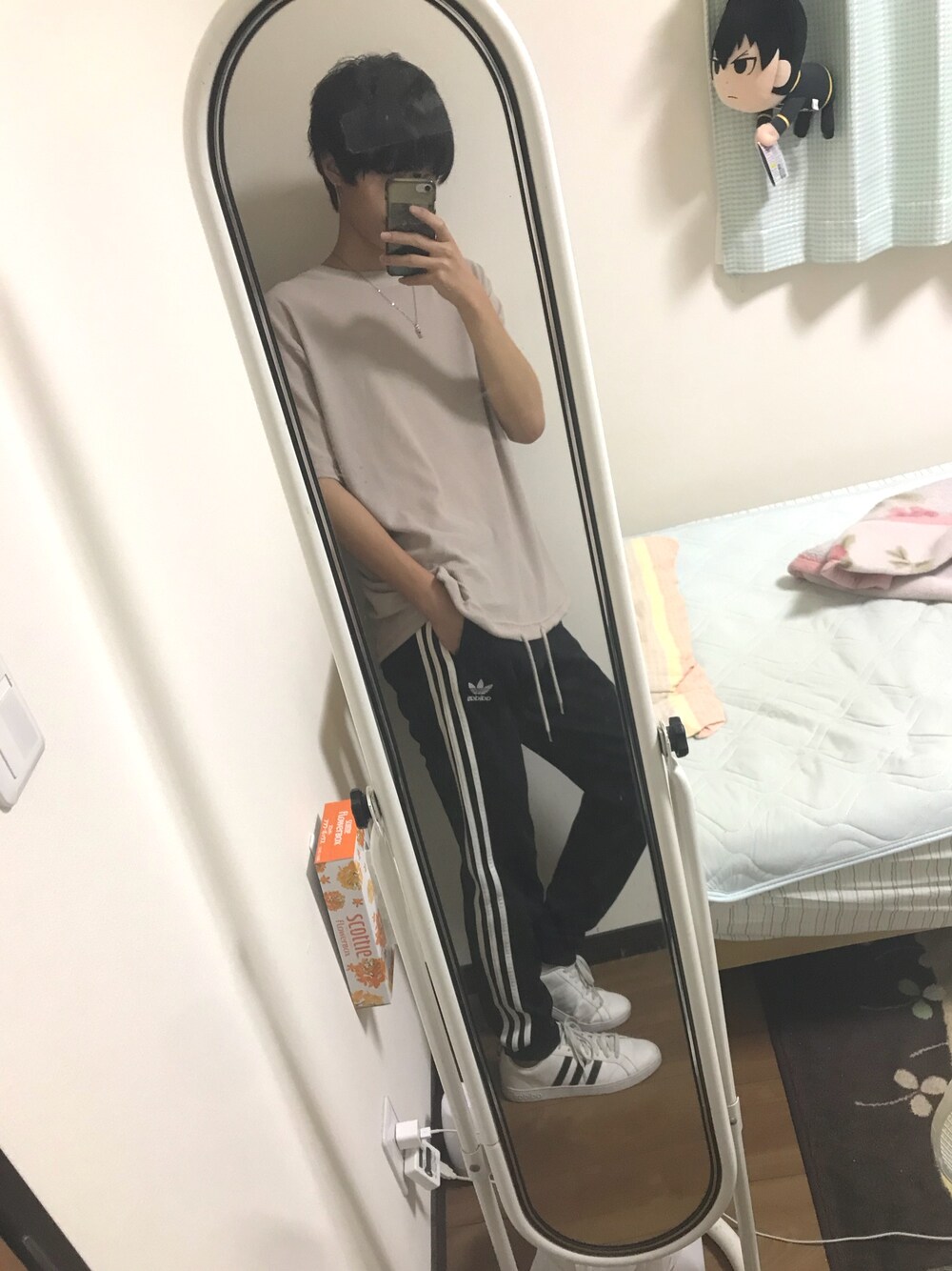 「kutir、adidas、シンプル、お洒落さんとつながりたい、いいね、save、フォローお願いします🤑、休日スタイル、ゆるコーデ、ストリートMIX、モノトーンコーデ、黒」｜「kutirのアイテム（Tシャツ/カットソー、ベージュ系）」を使った、まことぅさん（メンズ・177cm）の秋コーディネートの1枚目の写真