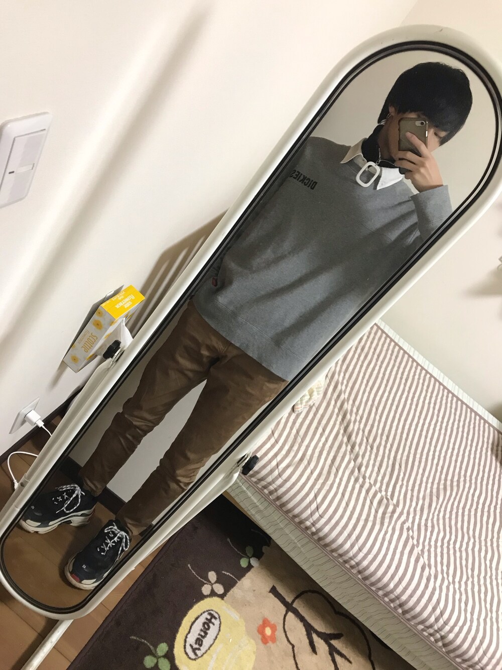 「おしゃれさんと繋がりたい、シンプルコーデ、黒、スニーカー、スウェット、Dickies」｜「Dickiesの裏起毛スウェットプリントトレーナー（スウェット、グレー系）」を使った、まことぅさん（メンズ・177cm）の冬コーディネートの1枚目の写真