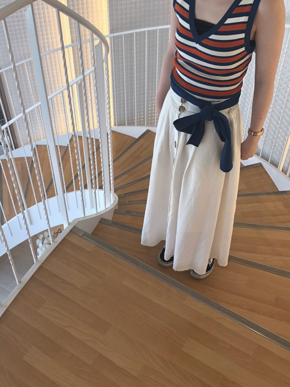 「Chicoのアイテム（スカート、ホワイト系）」を使った、moekaさん（レディース・160cm）の秋コーディネートの1枚目の写真