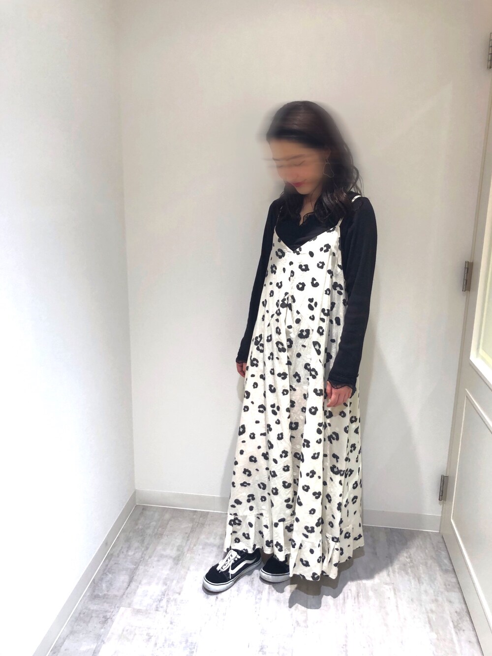 「Rodeo Crownsのアイテム（ワンピース、ホワイト系）」を使った、moekaさん（レディース・160cm）の秋コーディネートの1枚目の写真