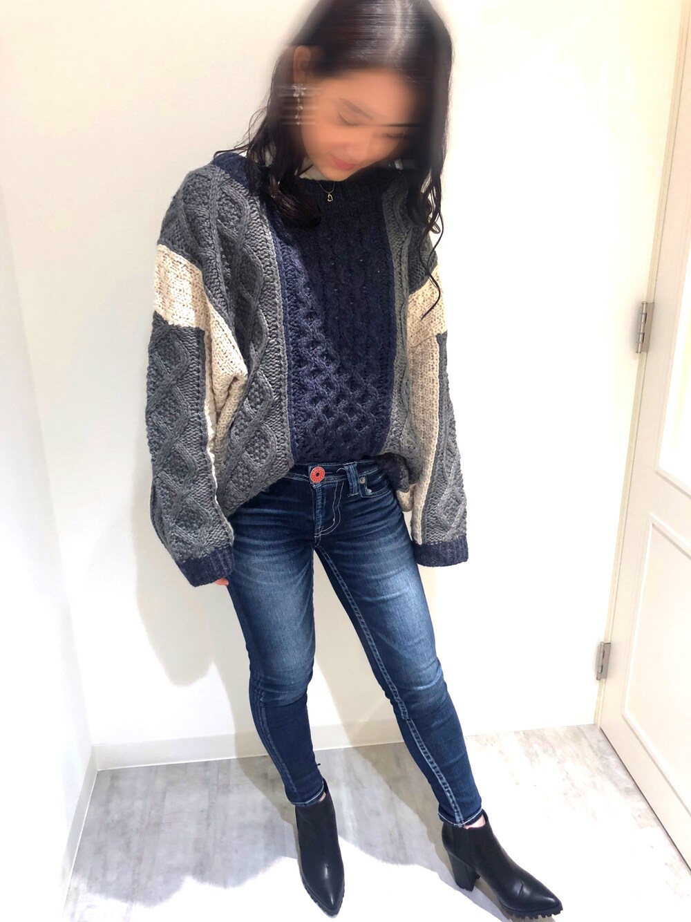「Rodeo Crownsのアイテム（ニット/セーター、グレー系）」を使った、moekaさん（レディース・160cm）の秋コーディネートの1枚目の写真