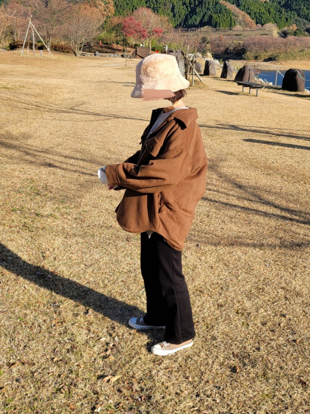 ブラック系のスウェットパンツ、ブラウン系のスニーカーを着用したレディースの冬コーディネートの1枚目の写真