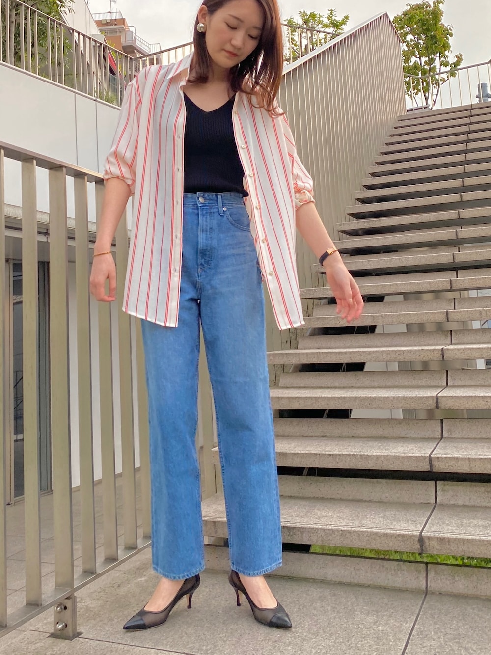 「デニム、休日スタイル、ストライプシャツ、ラフ、リラックススタイル、シャツスタイル、Loungedress(Loungedress)、カジュアルコーデ、高身長女子」｜「LOUNGEDRESSのストライプシャツ（シャツ/ブラウス、レッド系）」を使った、IWAMOTOさん（レディース・171cm）の春コーディネートの1枚目の写真